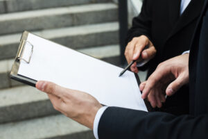 Cara Hakim Menilai Keterangan Ahli dalam Sengketa Dokumen